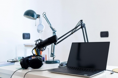 webinar equipment - headphones, microphone, laptop on a desk