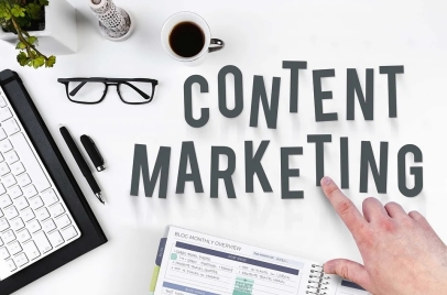 An illustration that reads “content marketing” on a white table