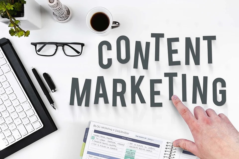 An illustration that reads “content marketing” on a white table